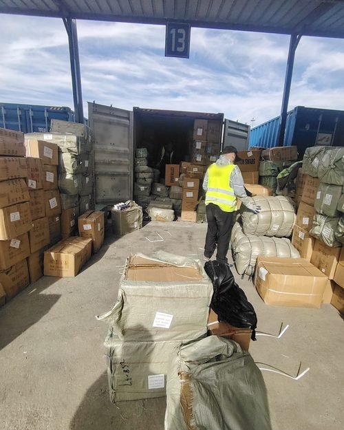 Sorting and counting cargo in the inspection yard before the customs declaration is filed